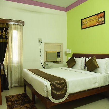 Rnb Select Vijay Delux Hotel Sultānpur Exterior foto