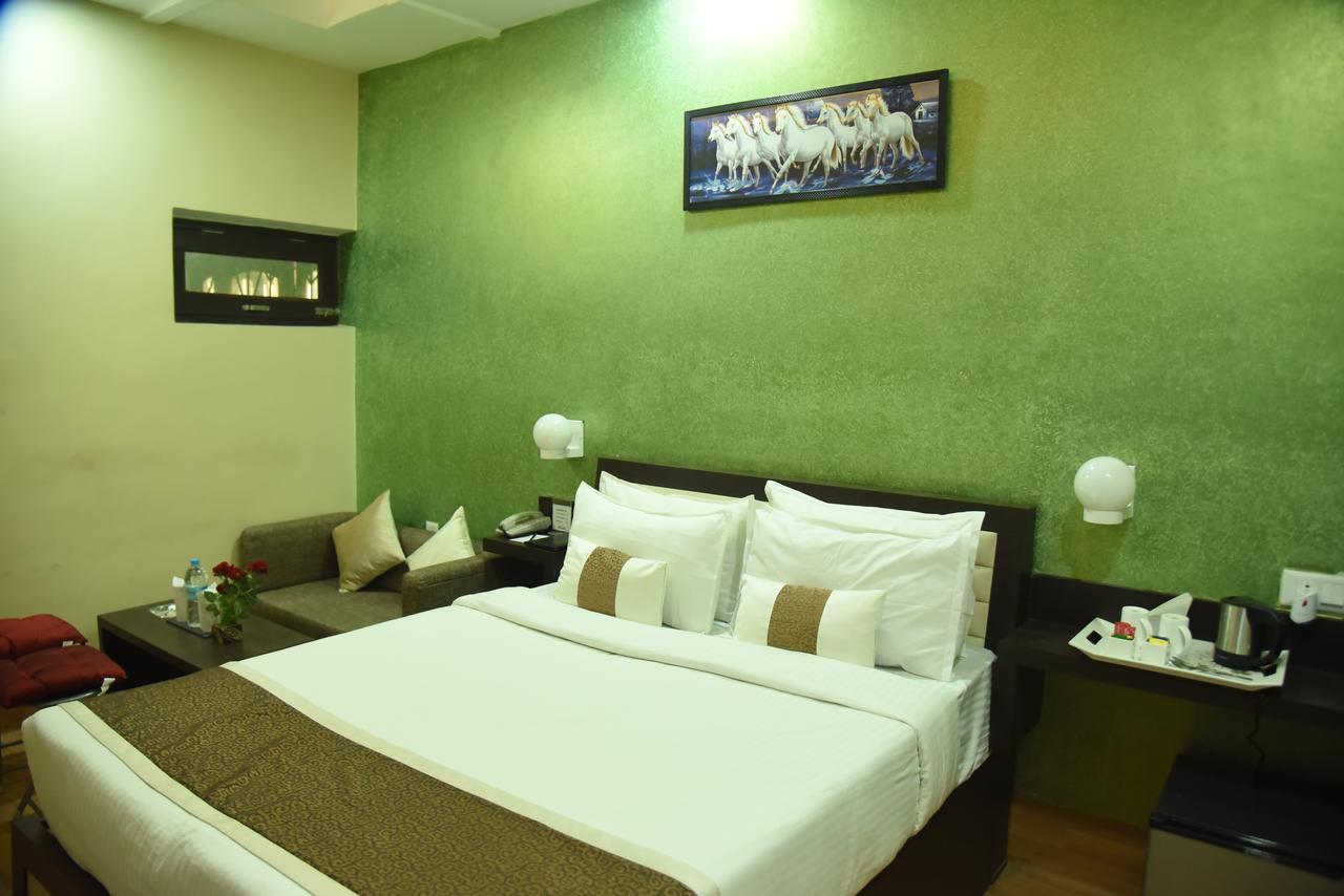 Rnb Select Vijay Delux Hotel Sultānpur Exterior foto