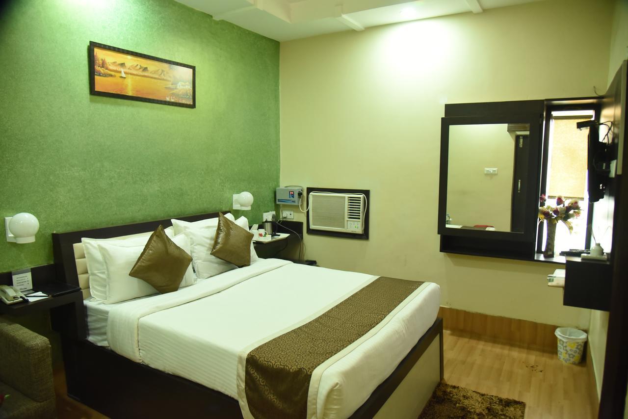 Rnb Select Vijay Delux Hotel Sultānpur Exterior foto