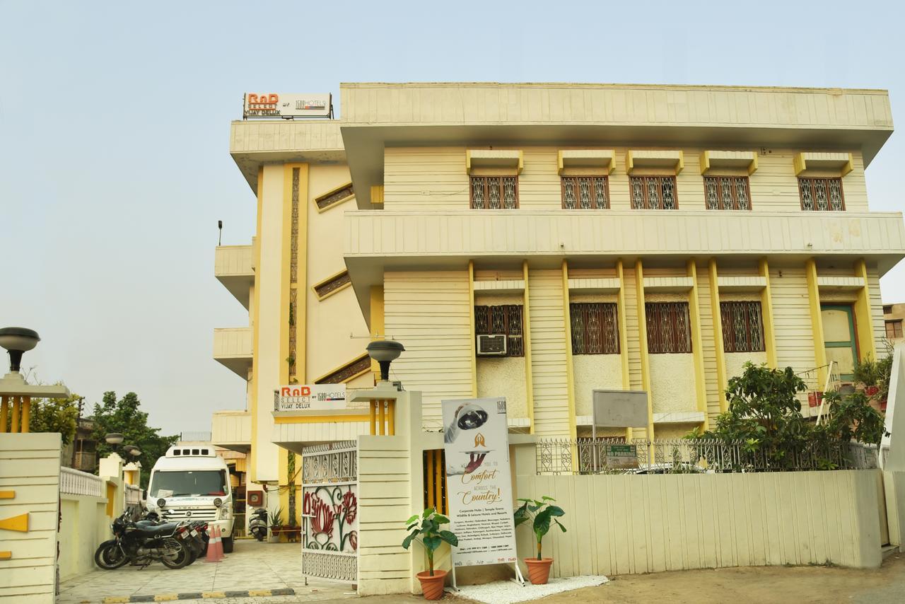 Rnb Select Vijay Delux Hotel Sultānpur Exterior foto