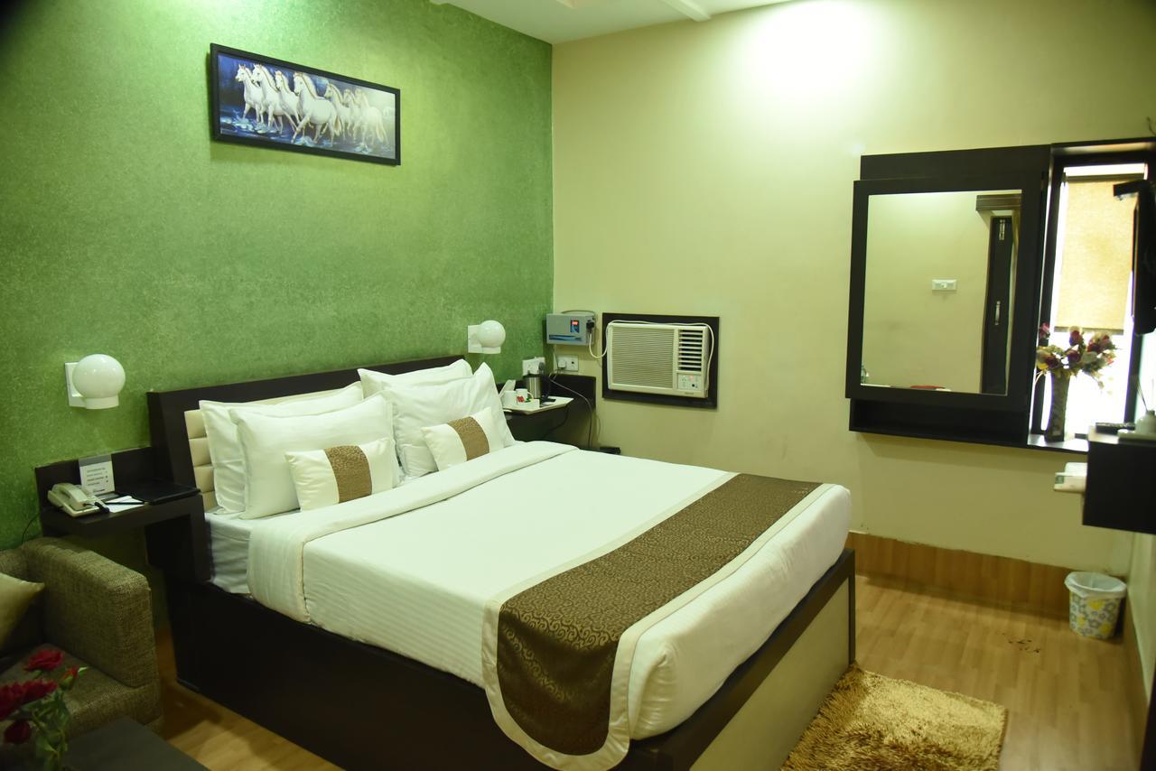 Rnb Select Vijay Delux Hotel Sultānpur Exterior foto