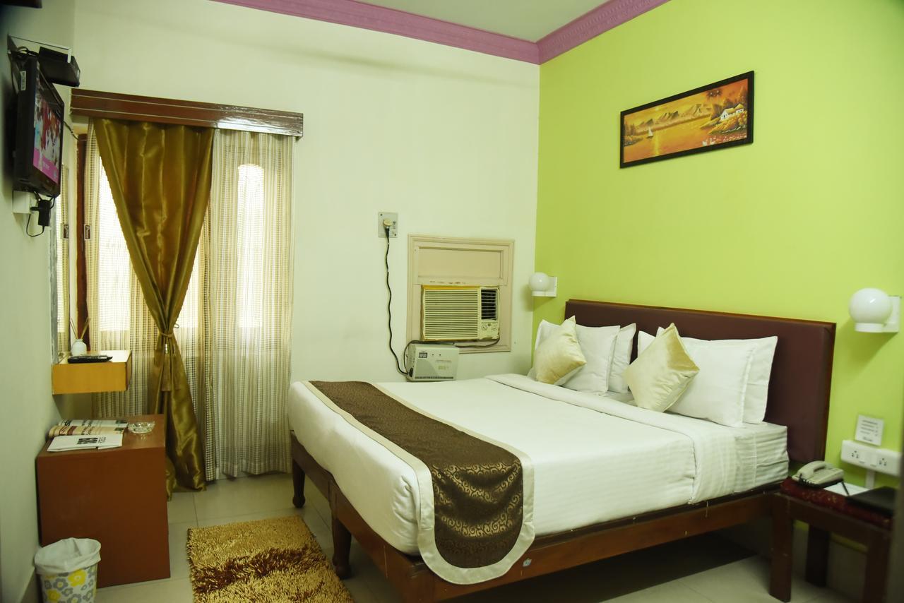 Rnb Select Vijay Delux Hotel Sultānpur Exterior foto