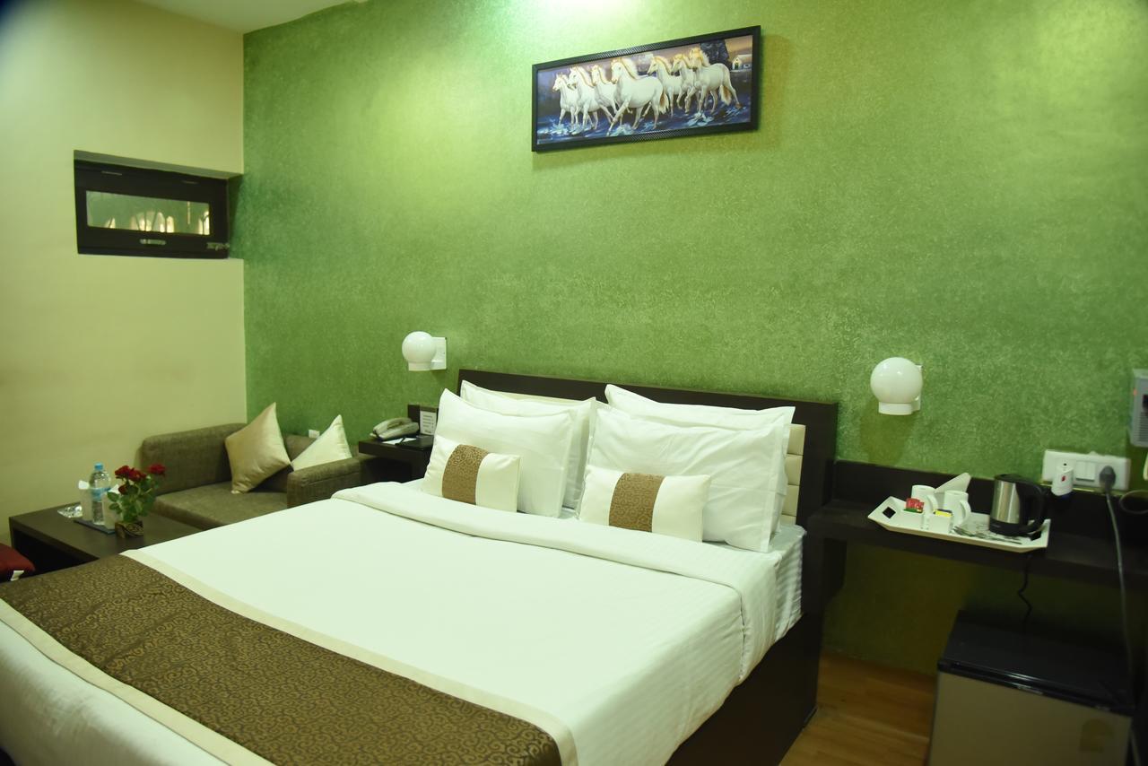 Rnb Select Vijay Delux Hotel Sultānpur Exterior foto