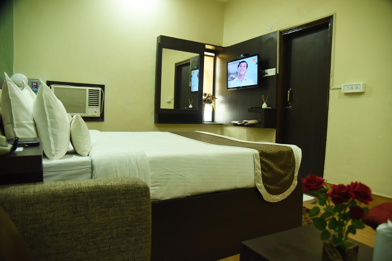 Rnb Select Vijay Delux Hotel Sultānpur Exterior foto