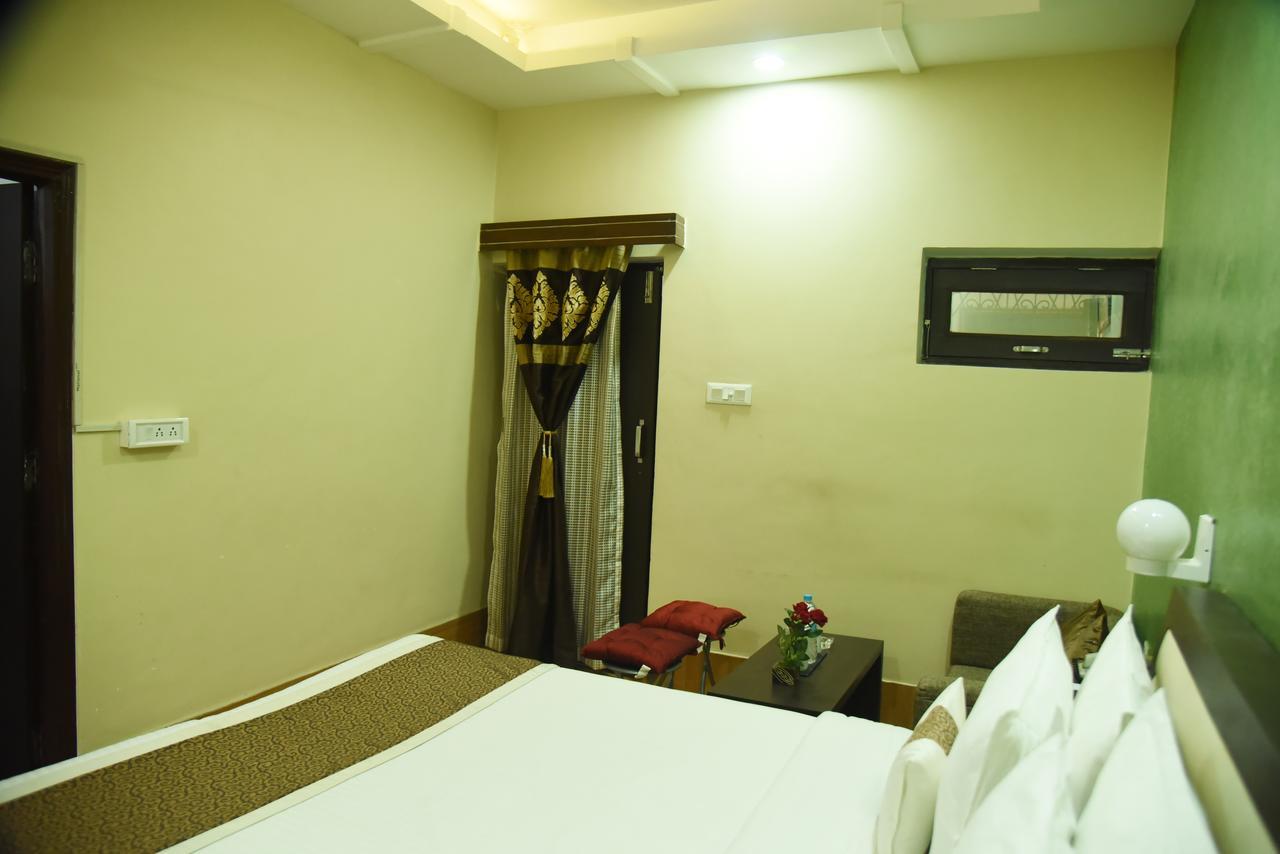 Rnb Select Vijay Delux Hotel Sultānpur Exterior foto