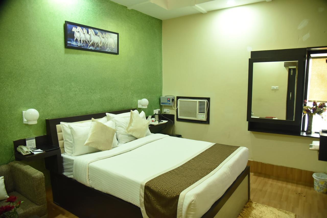 Rnb Select Vijay Delux Hotel Sultānpur Exterior foto