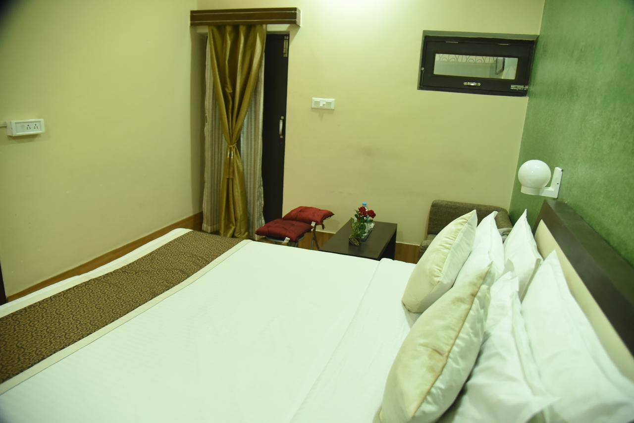 Rnb Select Vijay Delux Hotel Sultānpur Exterior foto